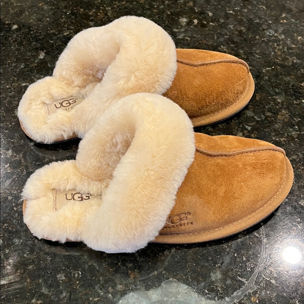 UGG Scuffette  chestnut and Cream Sheepskin Slippers size 6